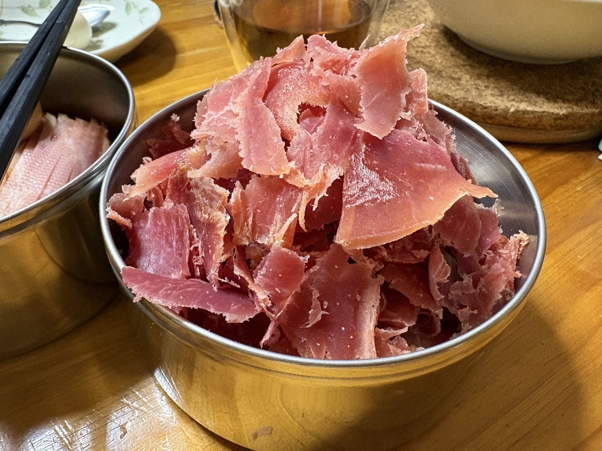 "山盛りとなった生ハム薄切りの写真"