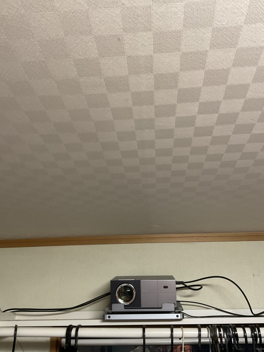 "天井付近に設置したプロジェクターの写真"