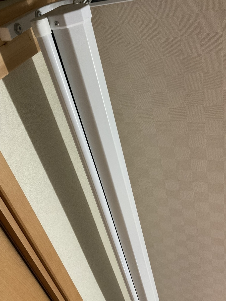 "巻取り式のスクリーン（巻き取った時）の写真"