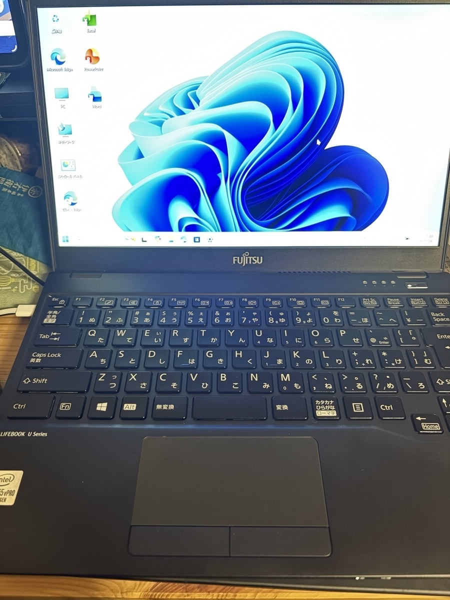 "PCを開いているイメージの写真"