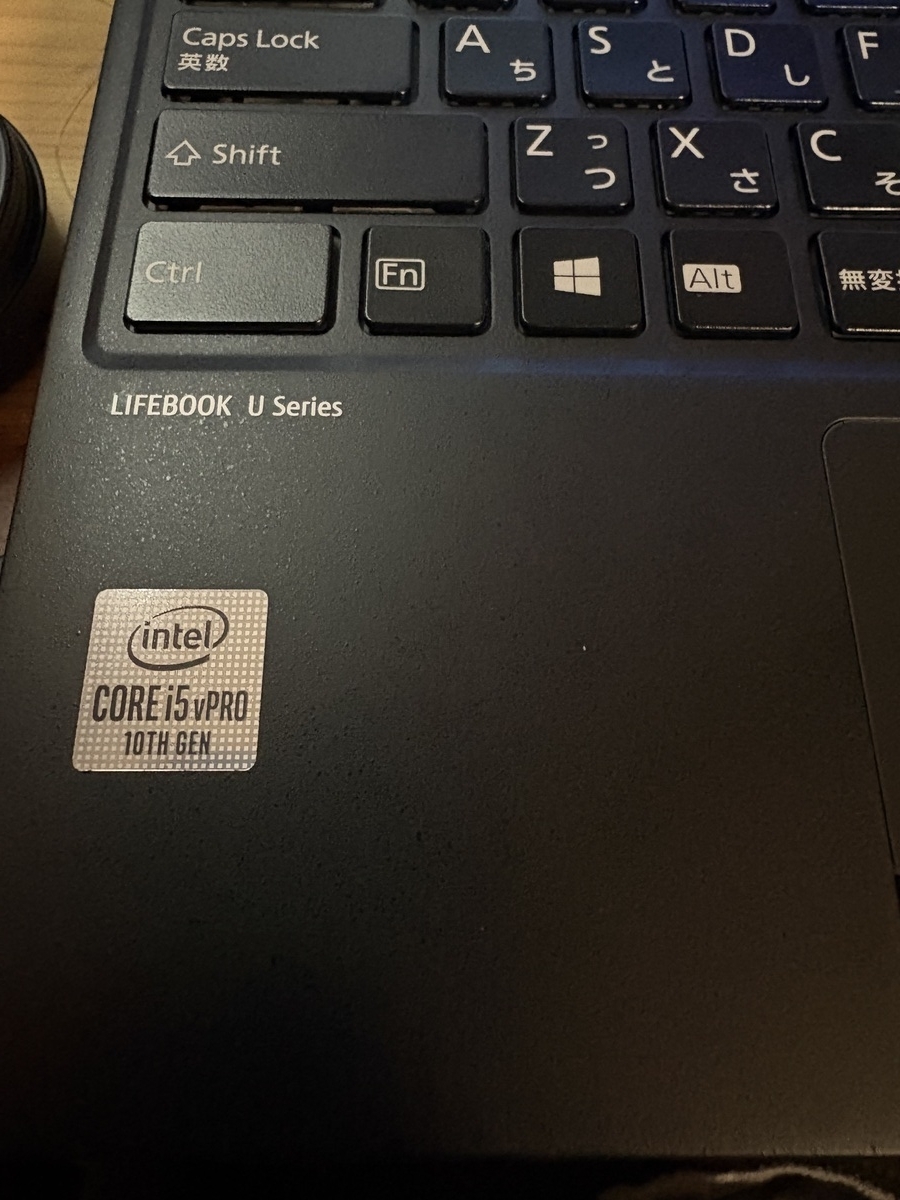 "搭載したCPUが分かるintelシールの写真"