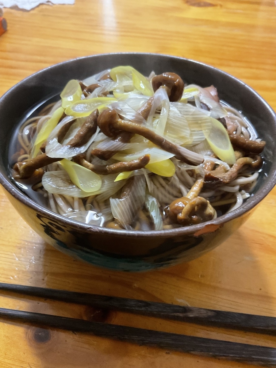 "完成した大盛りなめこ蕎麦の写真"