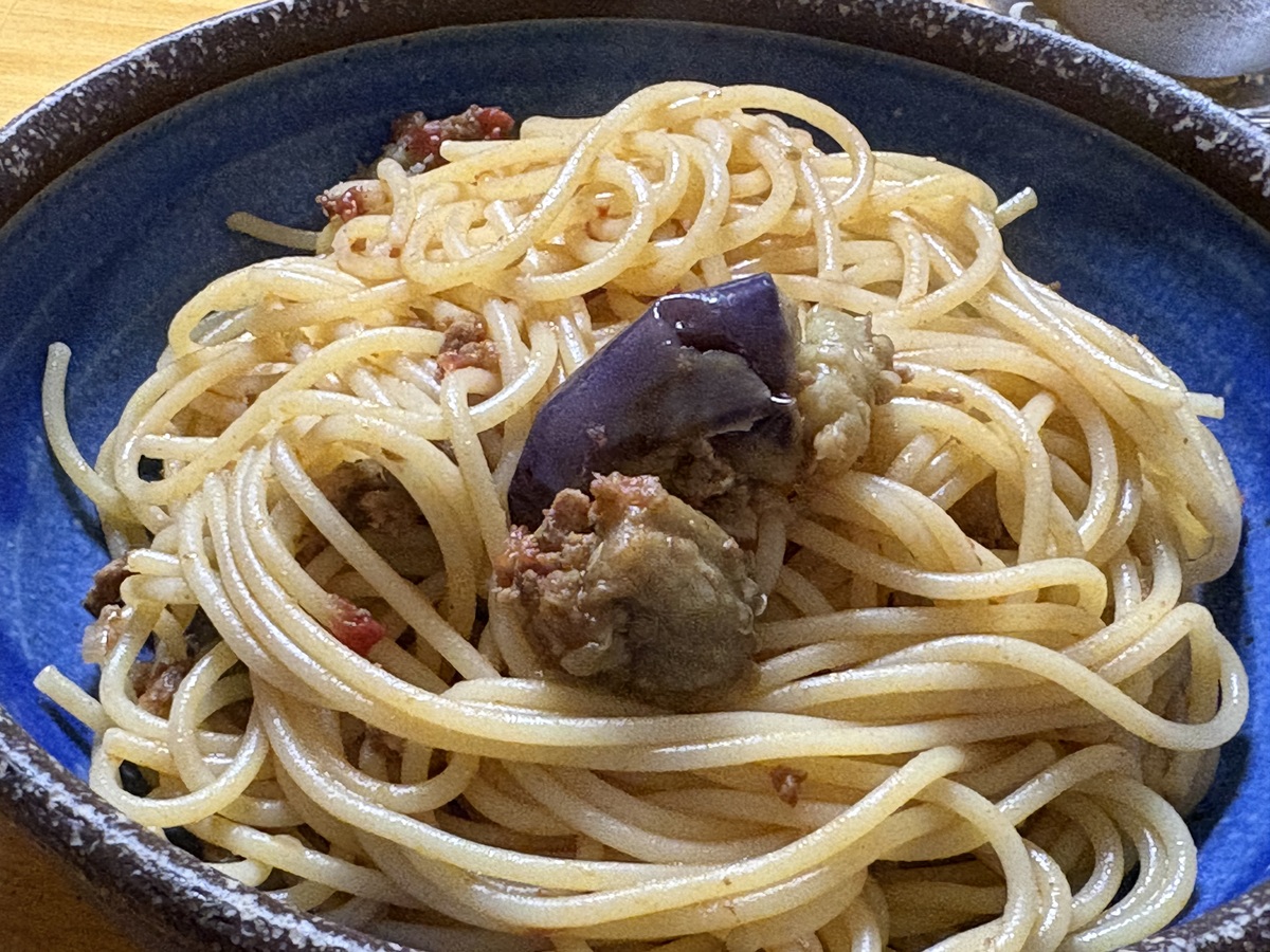 "完成したミートソースパスタを盛り付けした写真"