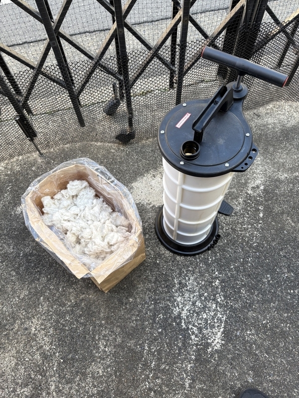 "廃油を処理する専用箱の使用前の写真"