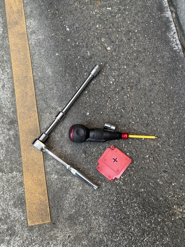"交換に使用した工具の写真"