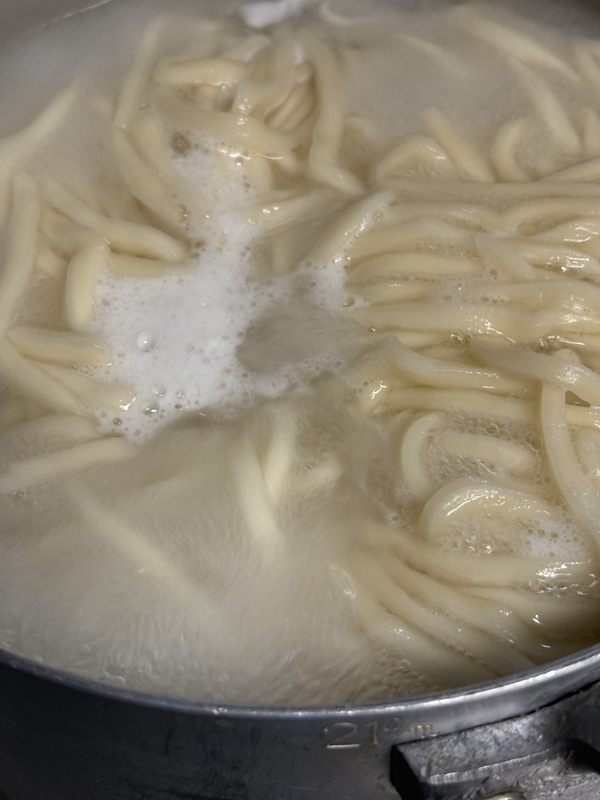 "うどんを茹でている写真"