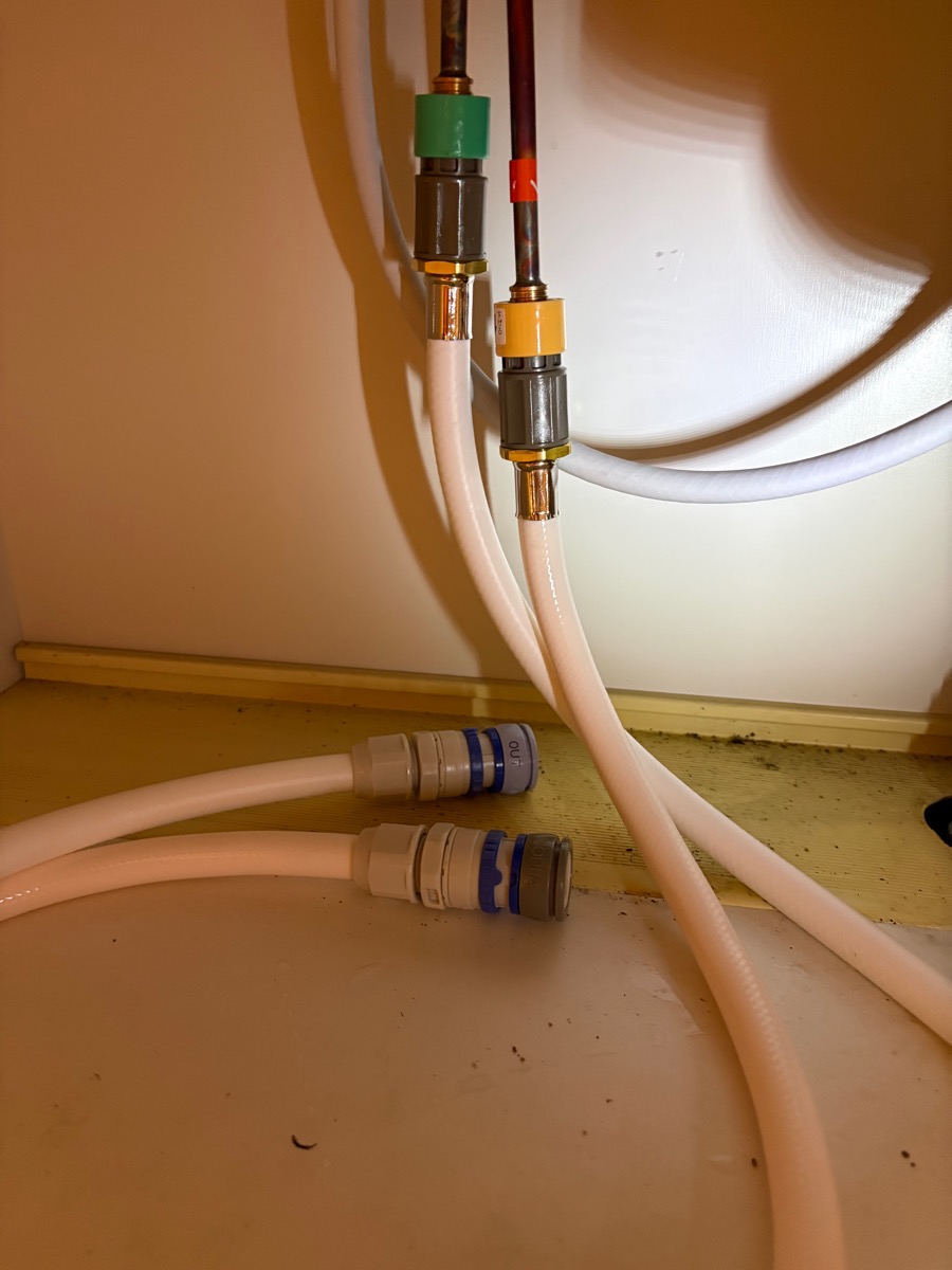 "水栓金具からのびたホースの写真"