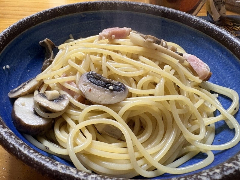ベーコンとマッシュルームのパスタ完成の写真