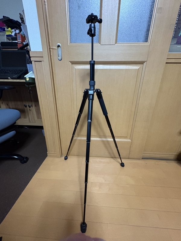 最伸長した状態の三脚の写真