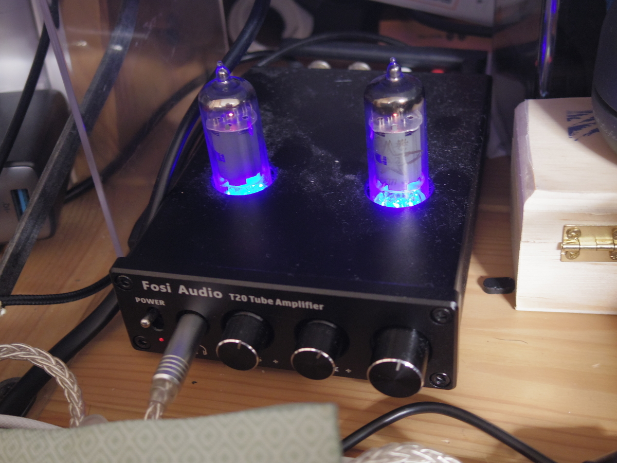Fosi Audio T20 Tube Ampllfier（真空管アンプ）の青い光