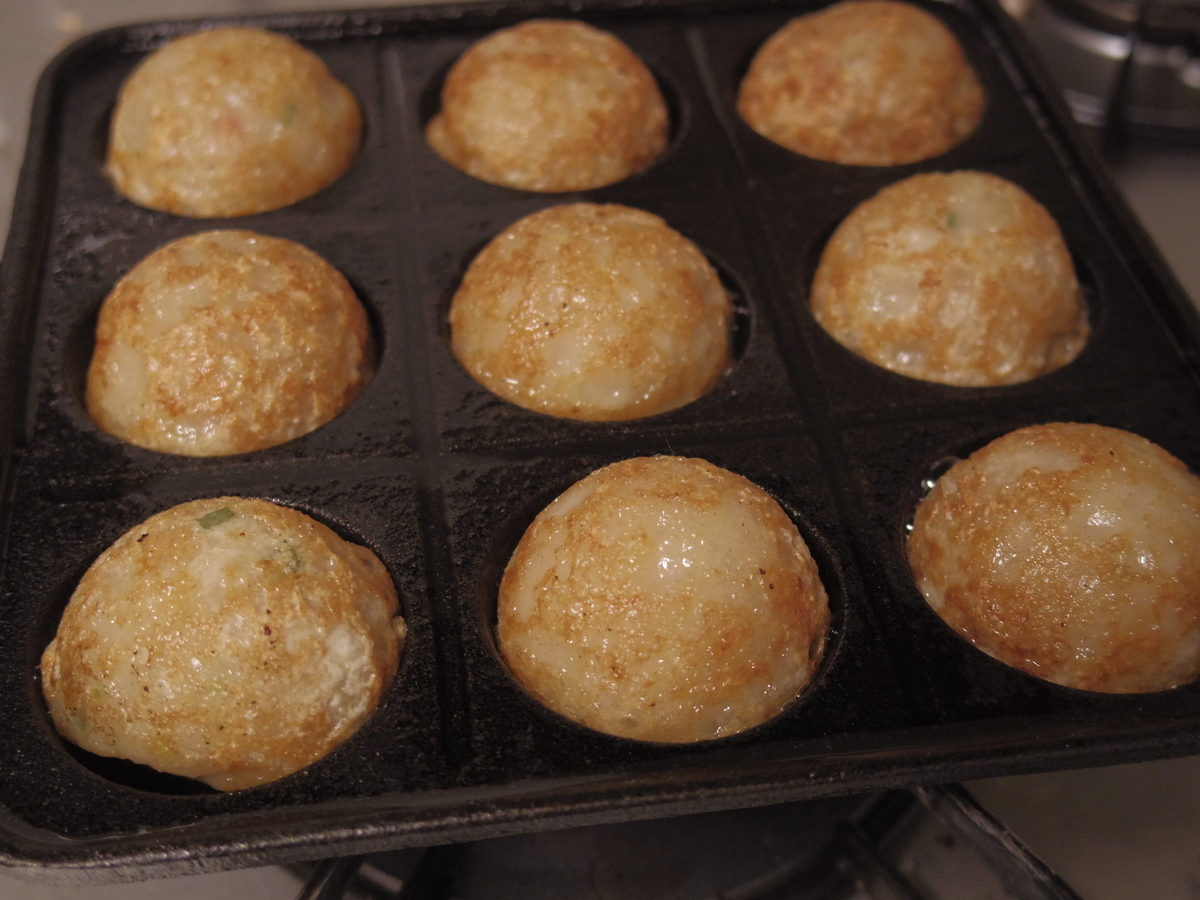 たこ焼きプレートでカリッと仕上げ