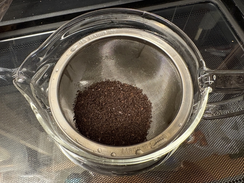 茶漉しにコーヒー粉をセット