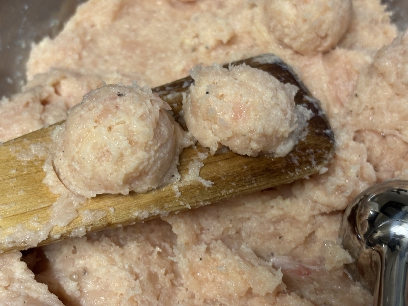 アイスクリームデッシャーで、同じ大きさの団子が作れる。