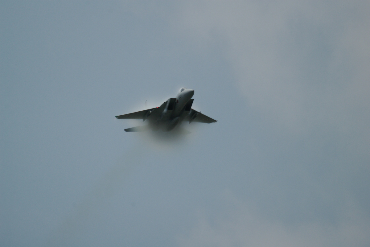 音速の壁に触れる瞬間のF-15（2006年撮影・百里）。
