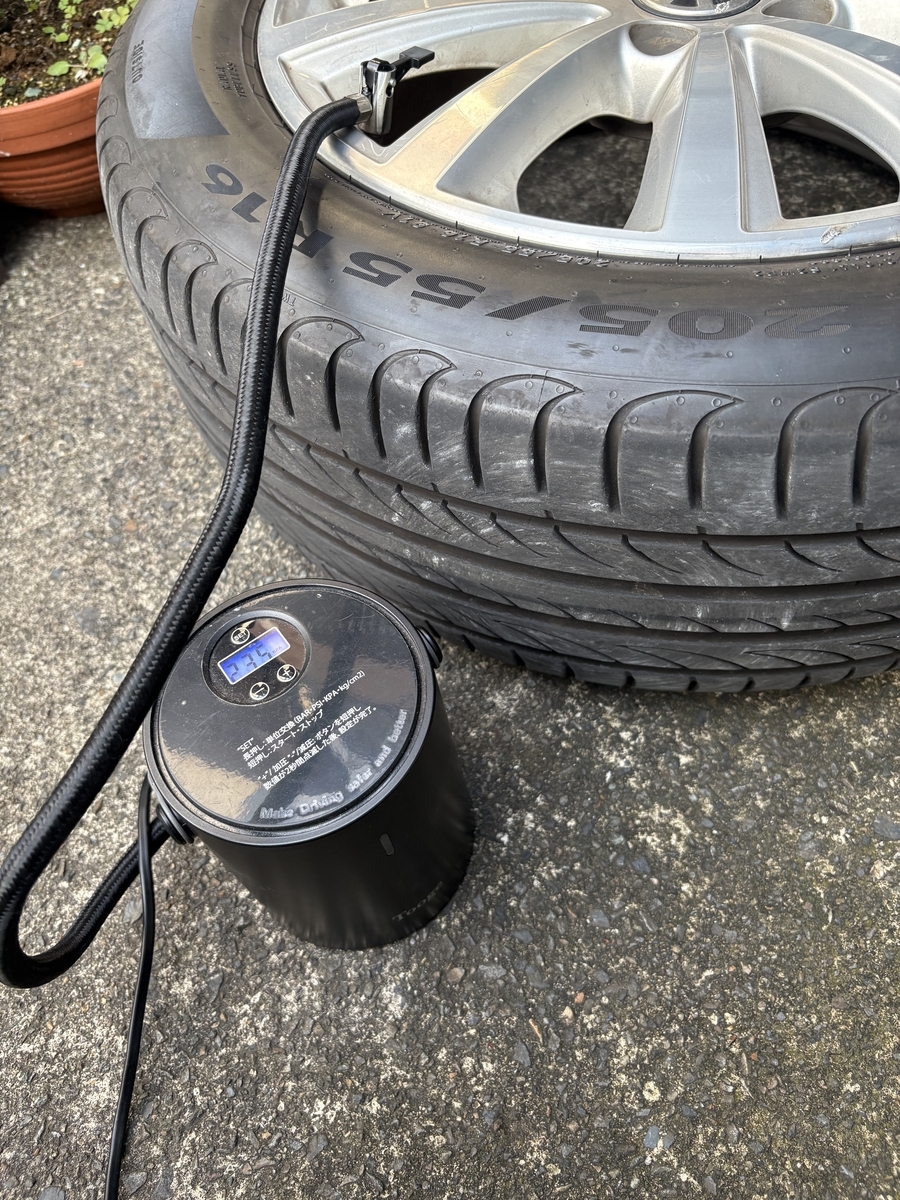 コンプレッサーを使用しての空気圧調整。