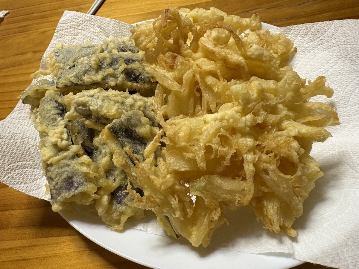 新玉ねぎのかき揚げ、ナスの天ぷら