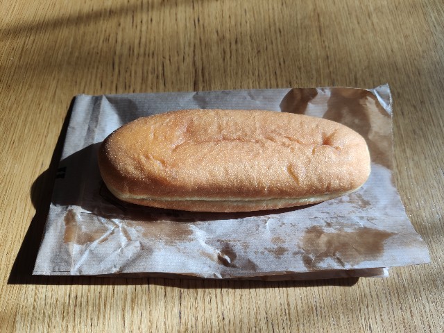 今朝フランスのパン屋で買ったbeignet(ベニエ = 揚げ菓子)