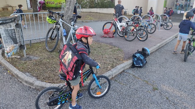 欧州のモビリティ・ウィーク：自転車で通学する息子