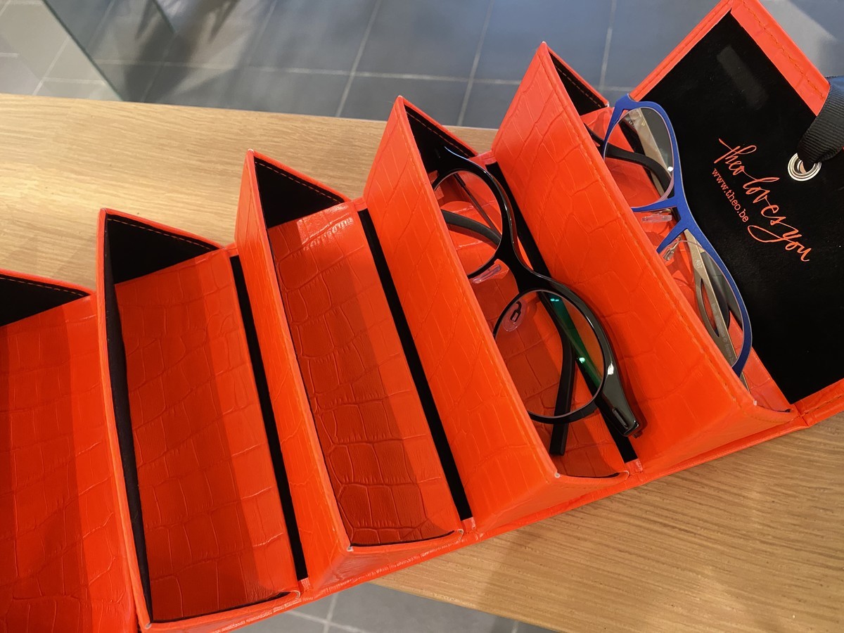 テオの六本入り眼鏡ケース、ロックンロールケースが入荷しました