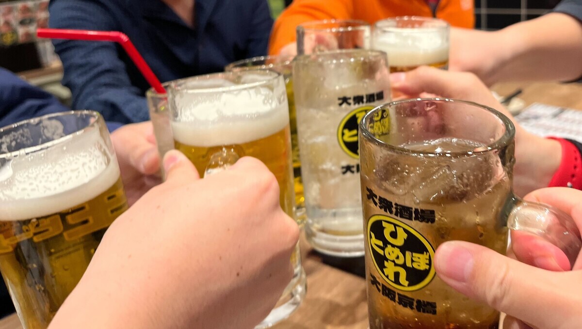 乾杯する人たちの写真