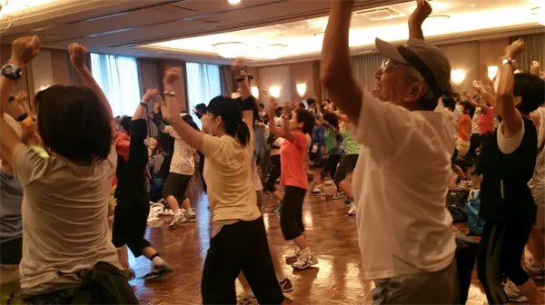 平成初期のエアロビクスのおじさん、おばさんたち