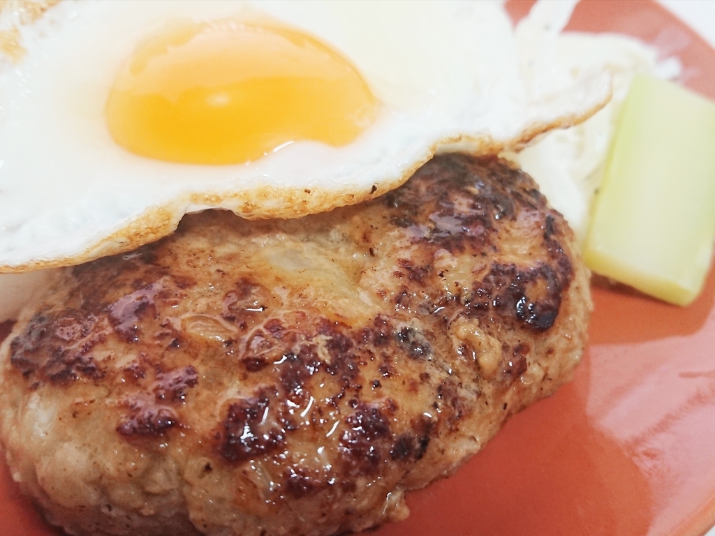 目玉焼きが乗ったハンバーグ