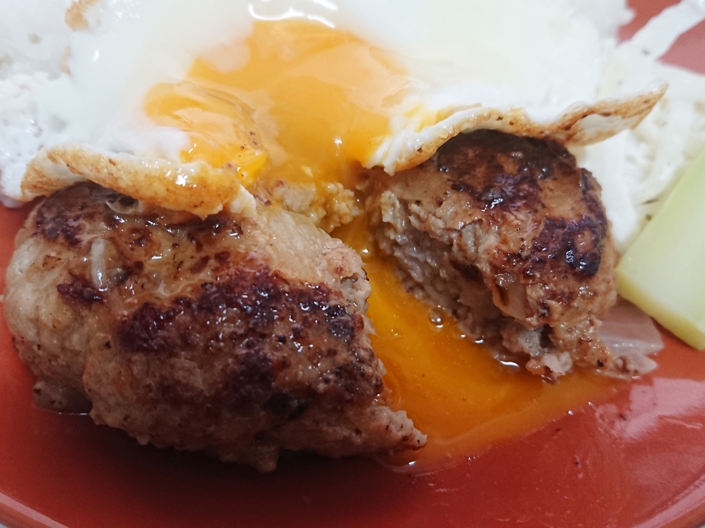 目玉焼きが乗ったハンバーグ