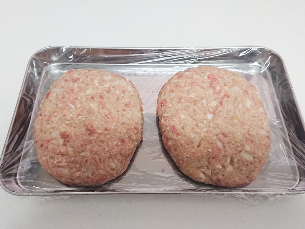 成型したハンバーグ