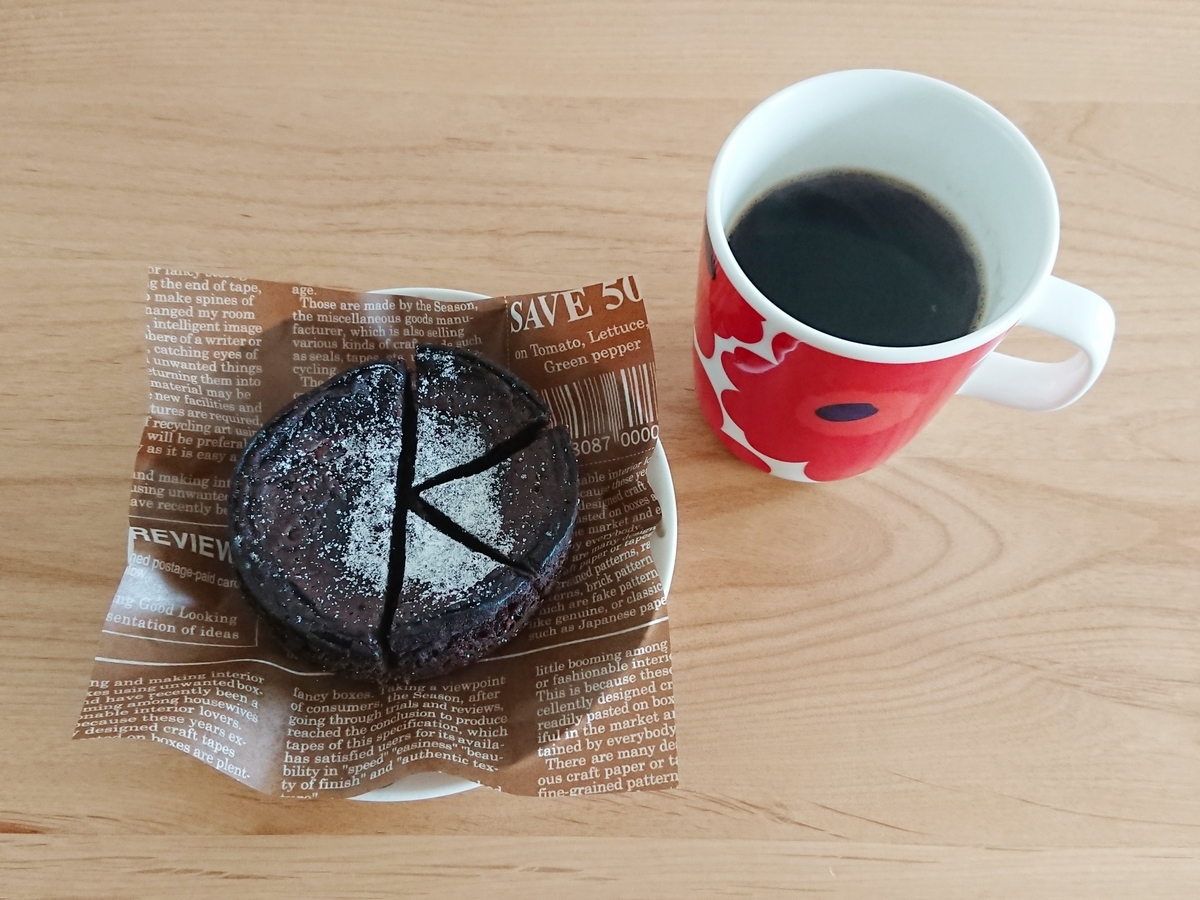 カットしたチョコレートケーキ　コーヒー