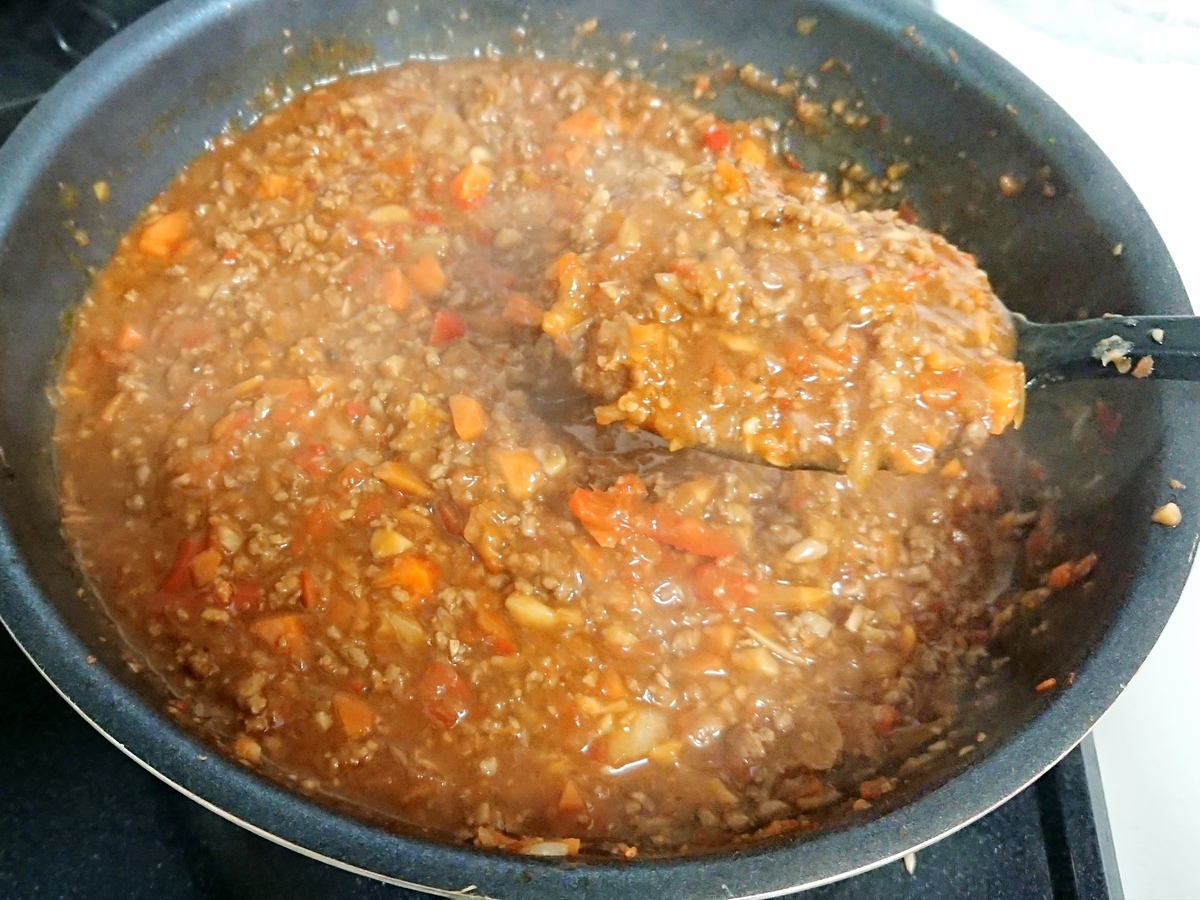 カレーを煮詰めている