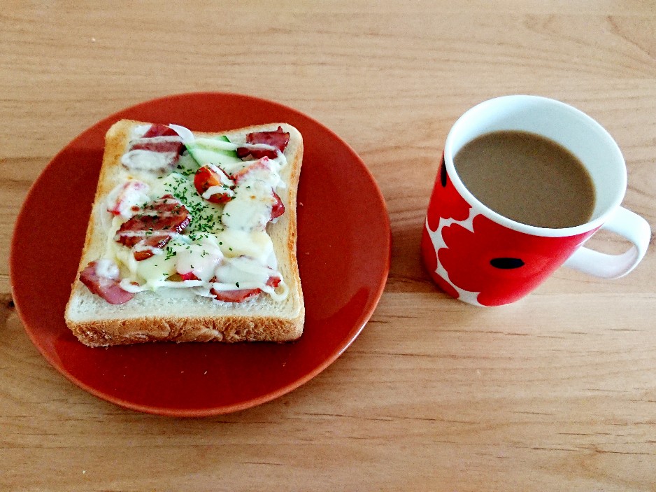 ベーコンチーズ食パンとコーヒー