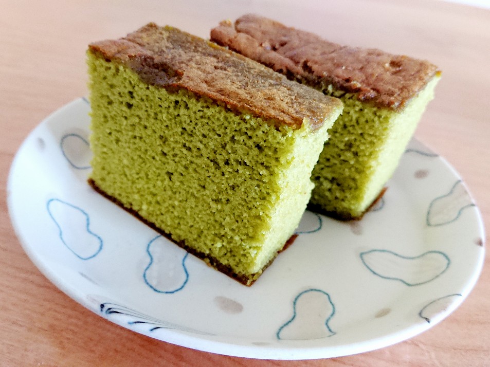 お皿に乗ったカステラ