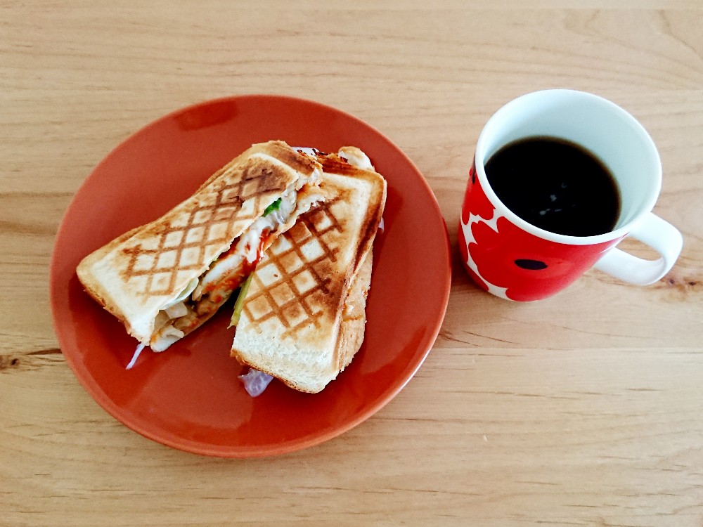 f:id:oomametomame:20190508124110j:plain コーヒーと鶏チーズホットサンド