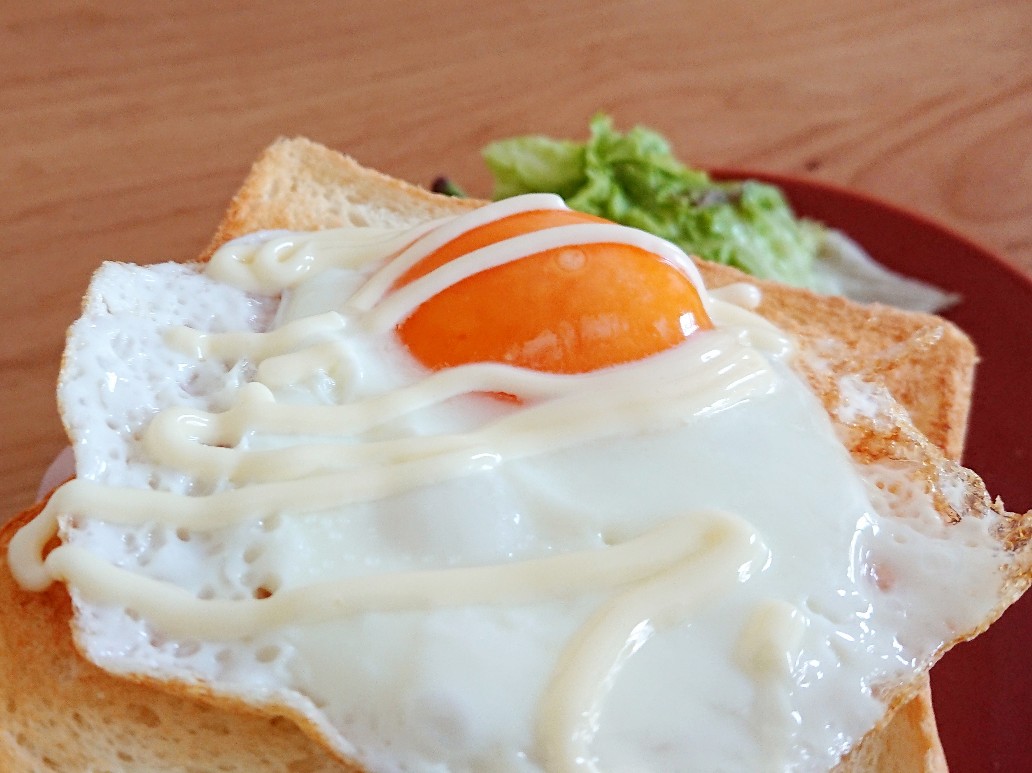 f:id:oomametomame:20190508124527j:plain 食パンの上に目玉焼き