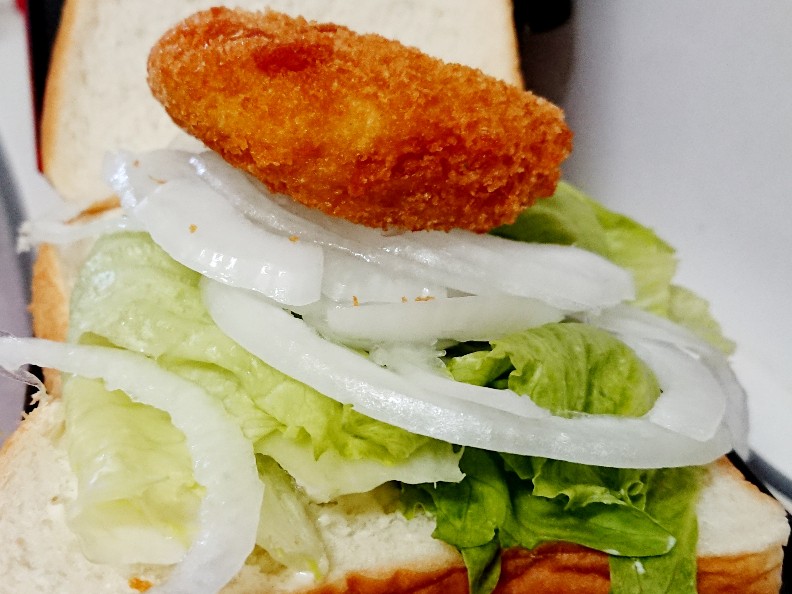 f:id:oomametomame:20190508124710j:plain パンの上にレタス玉ねぎコロッケ