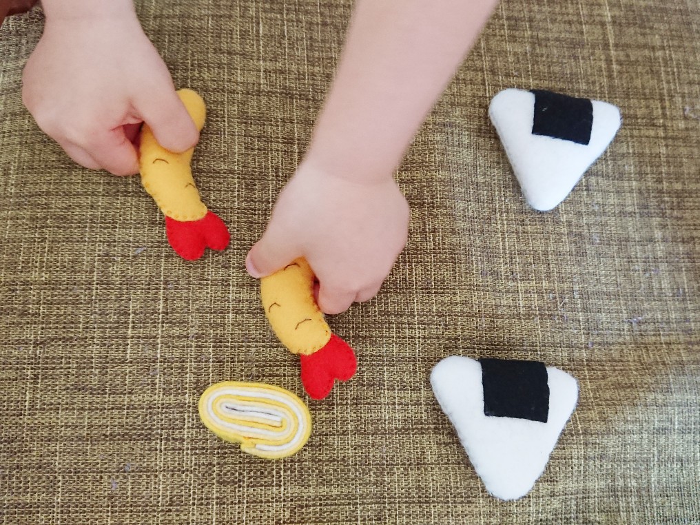 フェルトで作った食べ物で遊ぶ子供