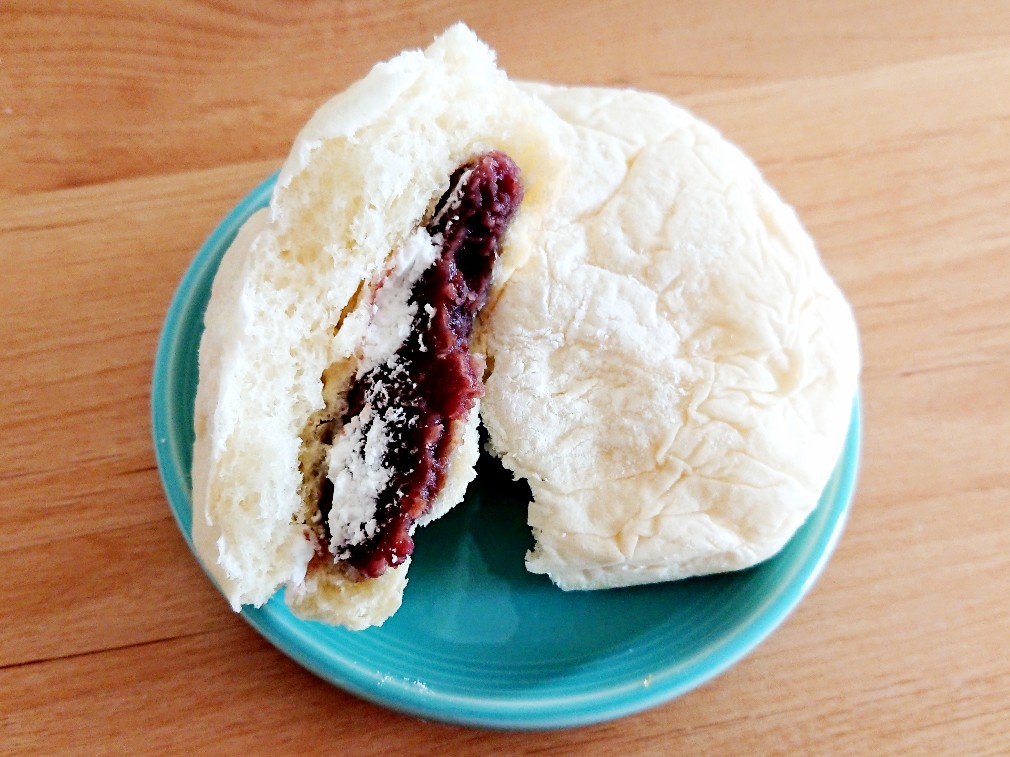 f:id:oomametomame:20190510104525j:plain あんことホイップが入った白いパン