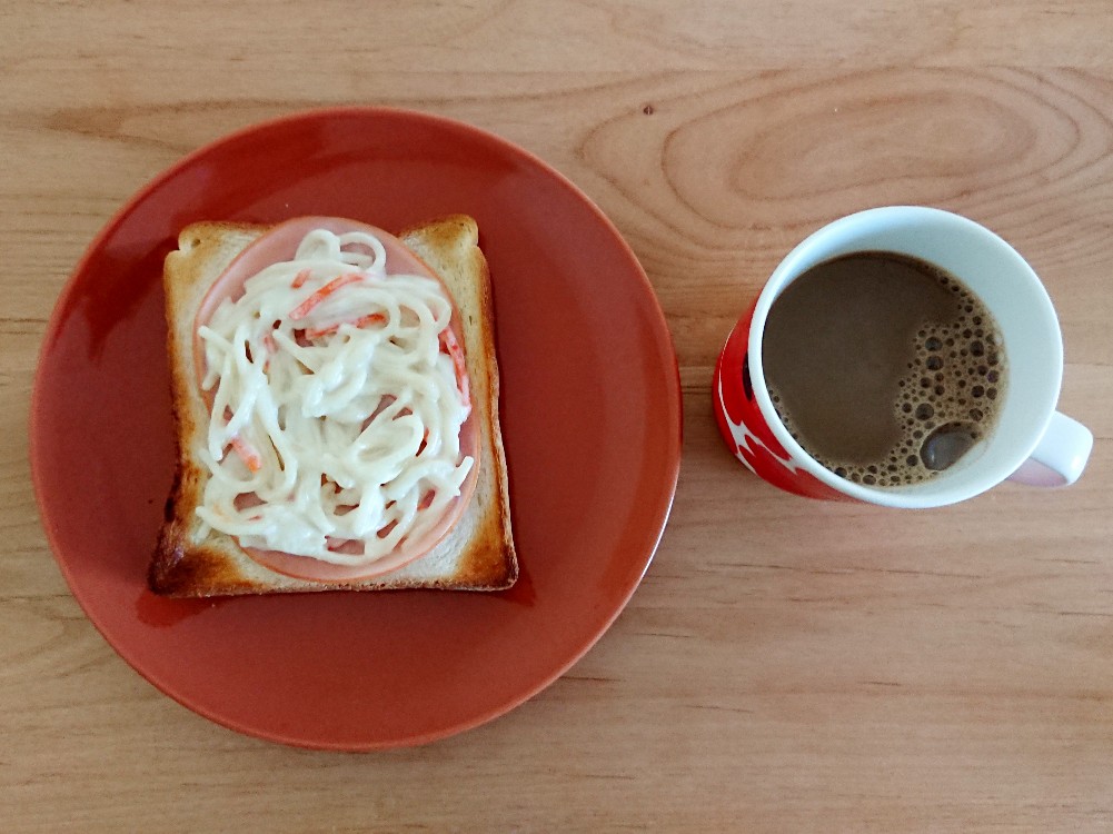 コーヒーとスパゲッティサラダトースト