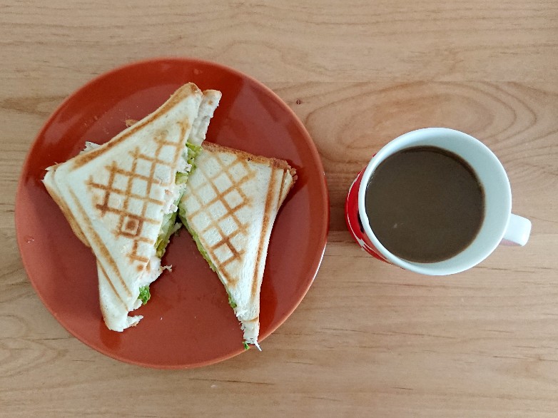 コーヒーとホットサンド