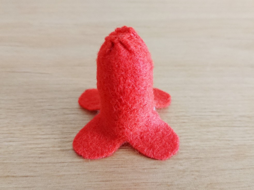 f:id:oomametomame:20190514164044j:plain たこの胴体に綿をつめる