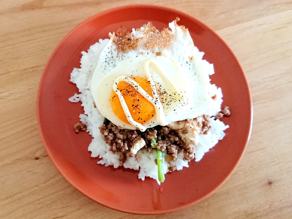 目玉焼き乗せひき肉丼