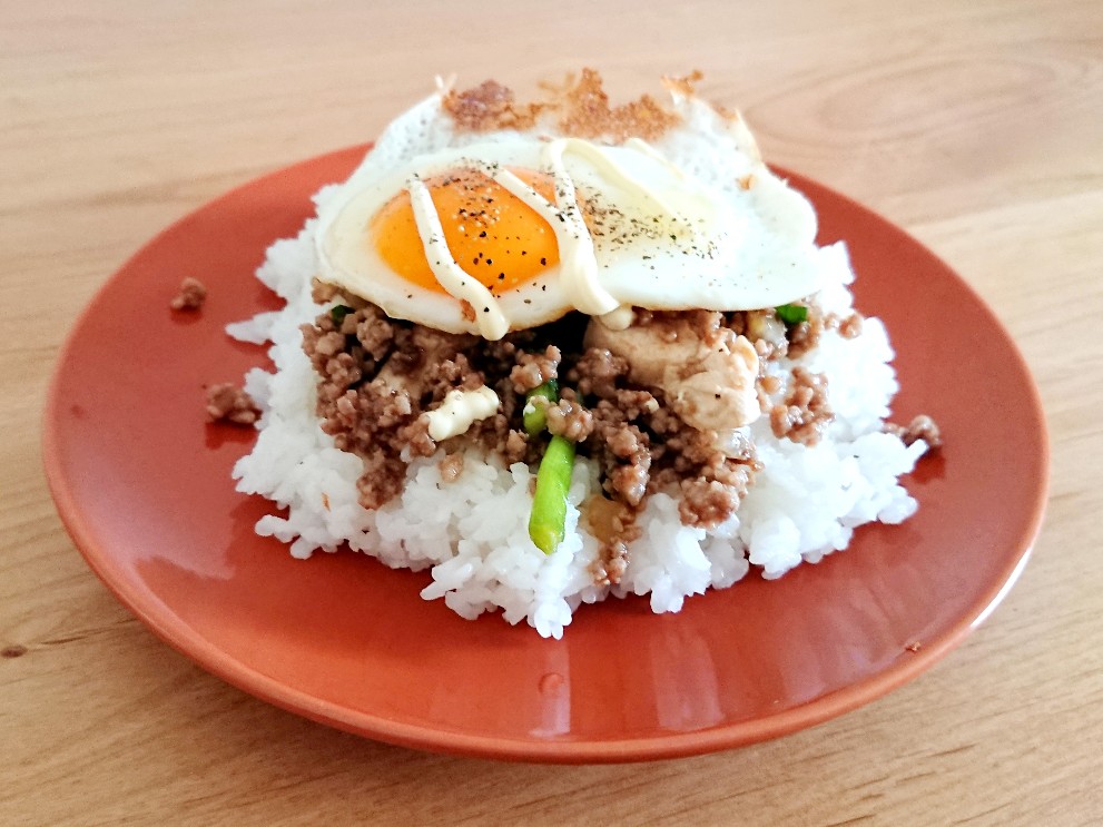 目玉焼き乗せひき肉丼