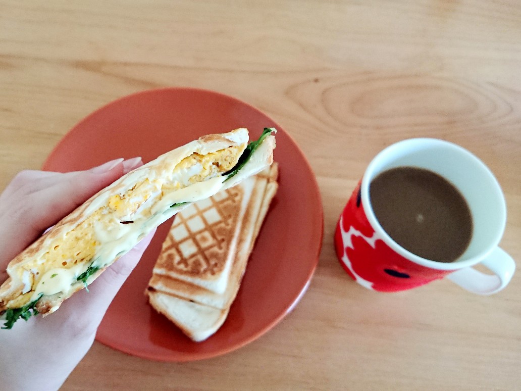 たまごサンドを食べる様子