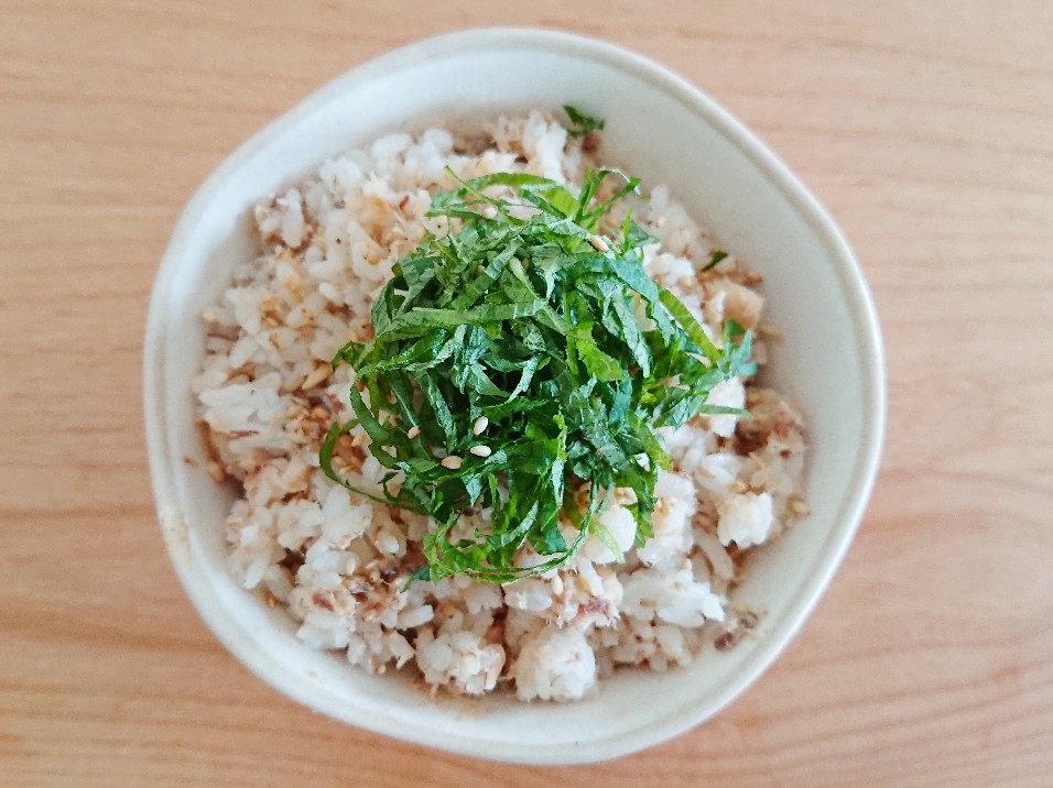 大葉が乗った鯖の混ぜご飯