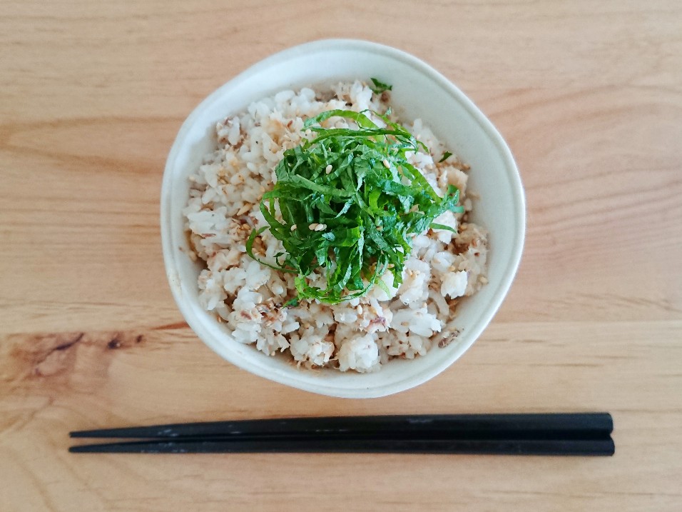 大葉が乗った鯖の混ぜご飯