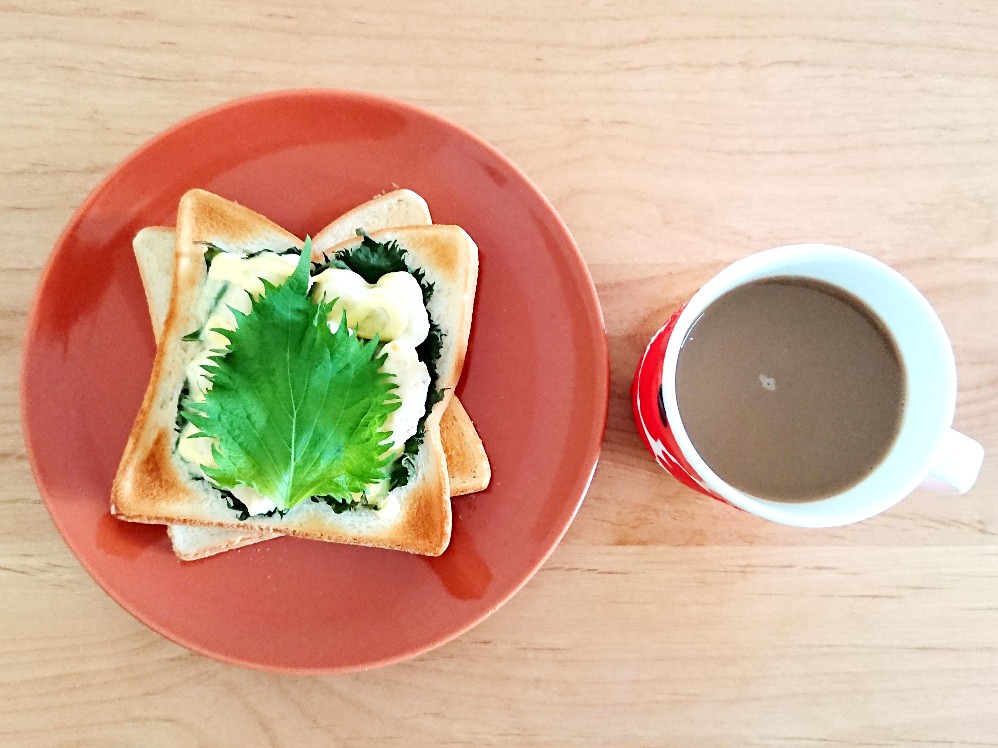 f:id:oomametomame:20190519104114j:plain コーヒーと大葉ささみチーズトースト