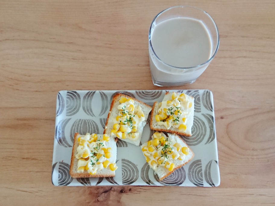 f:id:oomametomame:20190524173125j:plain カフェオレとマヨコーントースト