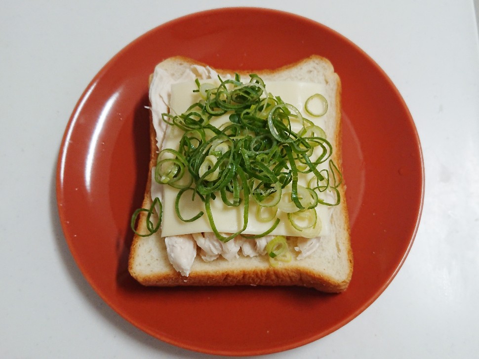 食パンの上に鶏ムネ肉とネギチーズ
