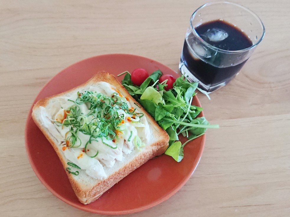 コーヒーとチキンネギチーズトースト