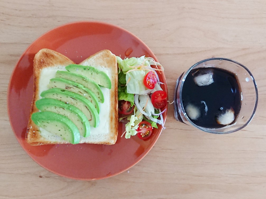 f:id:oomametomame:20190527091920j:plain コーヒーとアボカドトースト